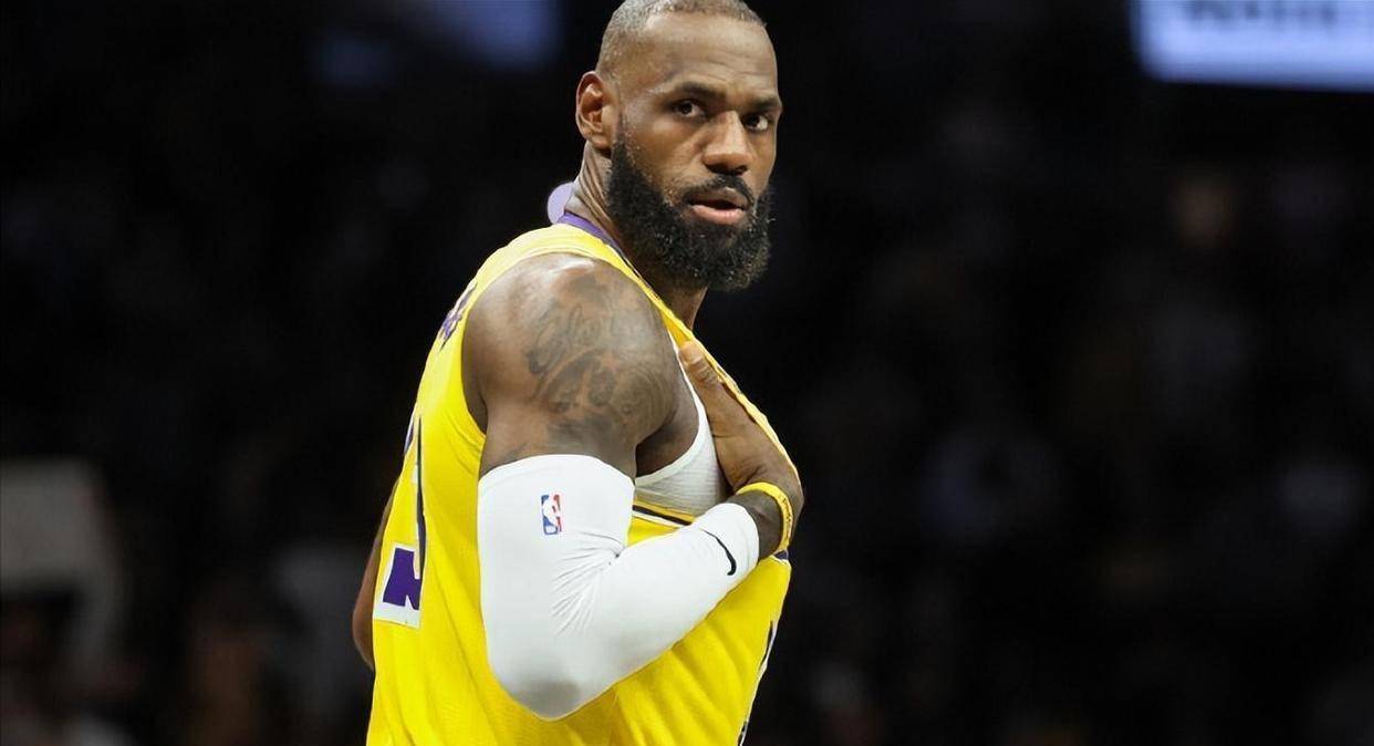 开云-詹姆斯回归赛场，大胜首场状态亮眼，独行侠观众沸腾！的简单介绍